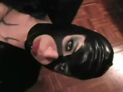Eva Vortex in Latex wird auf einer Liebesschaukel gefickt