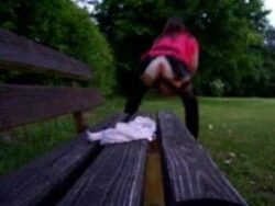 Am Abend auf der Parkbank