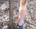 Blondes Schwanzgirl wichst im Wald