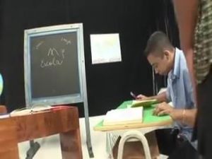Shemal-Lehrerin fickt Schüler