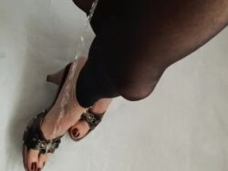 Transe in Nylons und Heels pisst sich auf die Füße