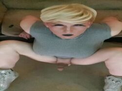 Amateur Transe mit dicken Fake-Titten filmt sich beim wichsen
