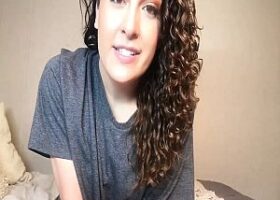 Hübsche Shemale bekommt Handjob