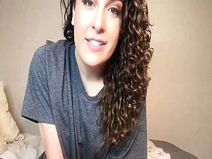 Hübsche Shemale bekommt Handjob