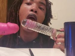 Ebony filmt sich selbst mit Dildos